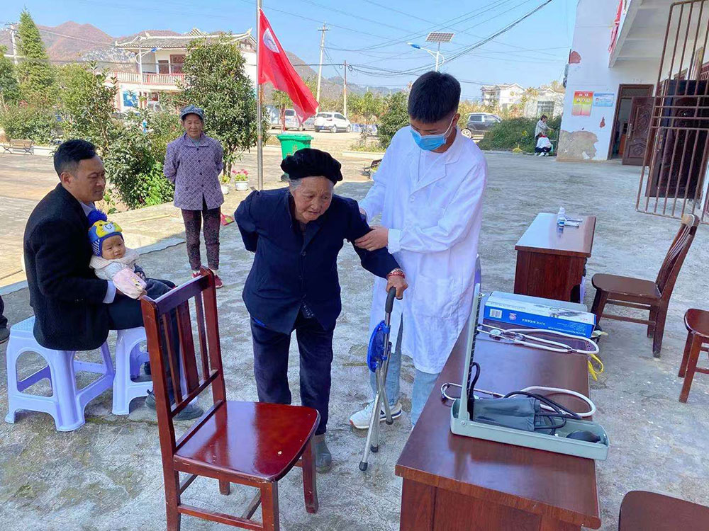 我校開展“關注群眾，關注健康”義診下鄉(xiāng)行活動