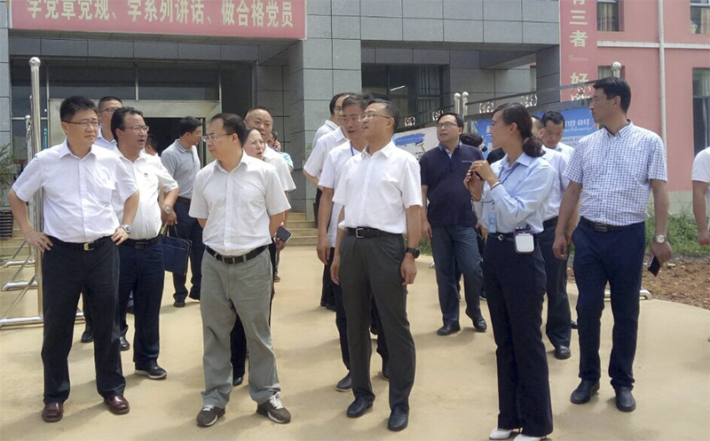貴 州 省 人 大 常 委 會(huì) 副 主 任 、 秘 書(shū) 長(zhǎng) 陳鳴明（前排中），赫章縣委副書(shū)記、縣長(zhǎng)胡海 （前排左二），副縣長(zhǎng)唐瑜等領(lǐng)導(dǎo)到我校調(diào)研。